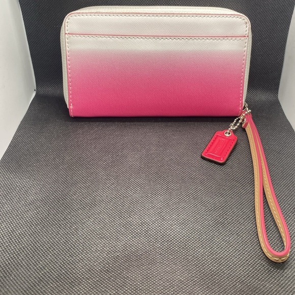 🩷🤍COACH🩷🤍RARE Pink/White Ombre Wristlet/Like New - Picture 2 of 6